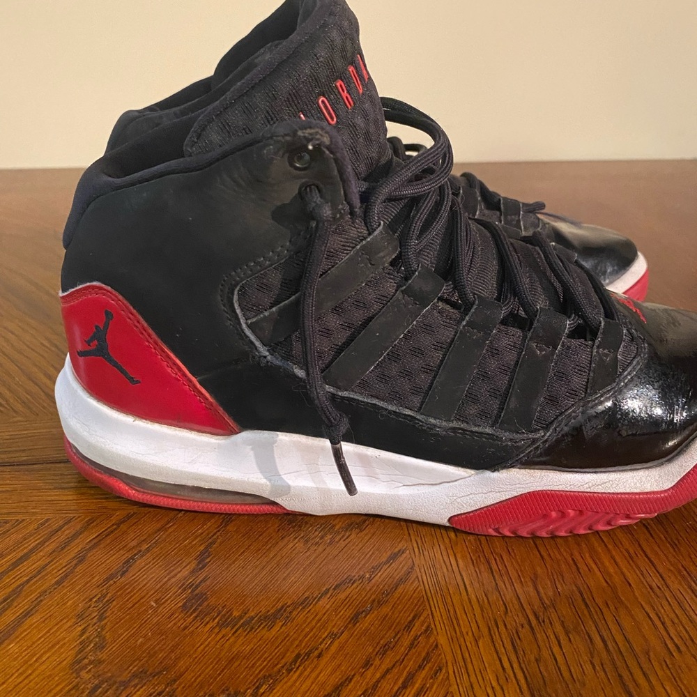Nike Air Jordan Max Aura Black Gym Red Sneakers Size 6.5 Youth